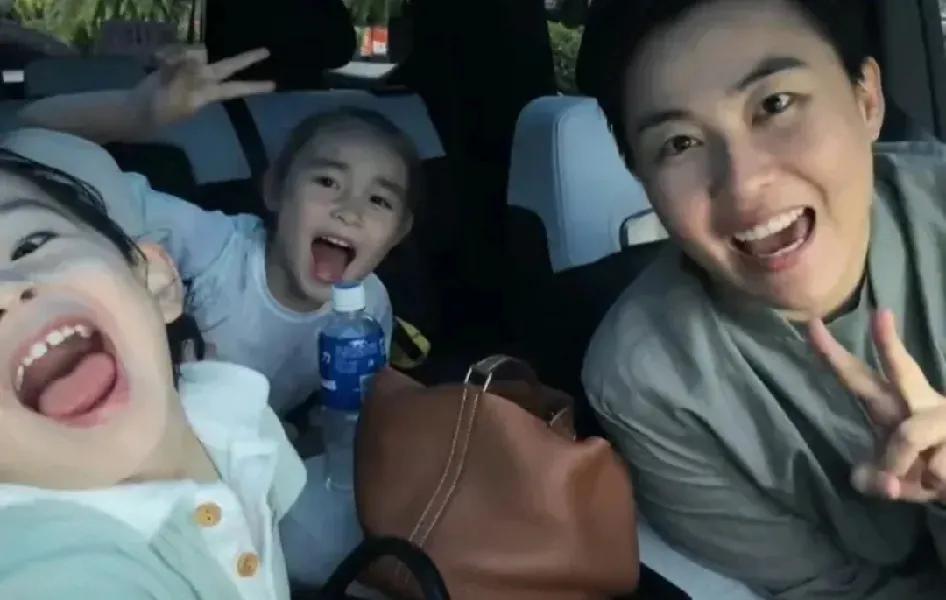 叶海洋与两个女儿的欢乐
这一幕很讨人喜欢
母女三人哈哈大笑的样子
看起来好有治愈