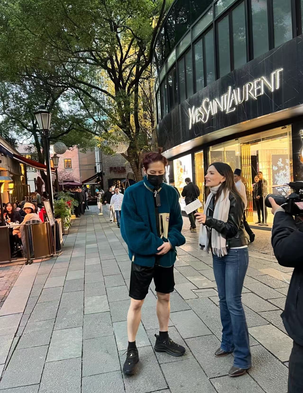 又双叒叕在上海偶遇王嘉尔了 我不允许还有人不知道嘉尔在上海超长大屏啊，咱就说在舞