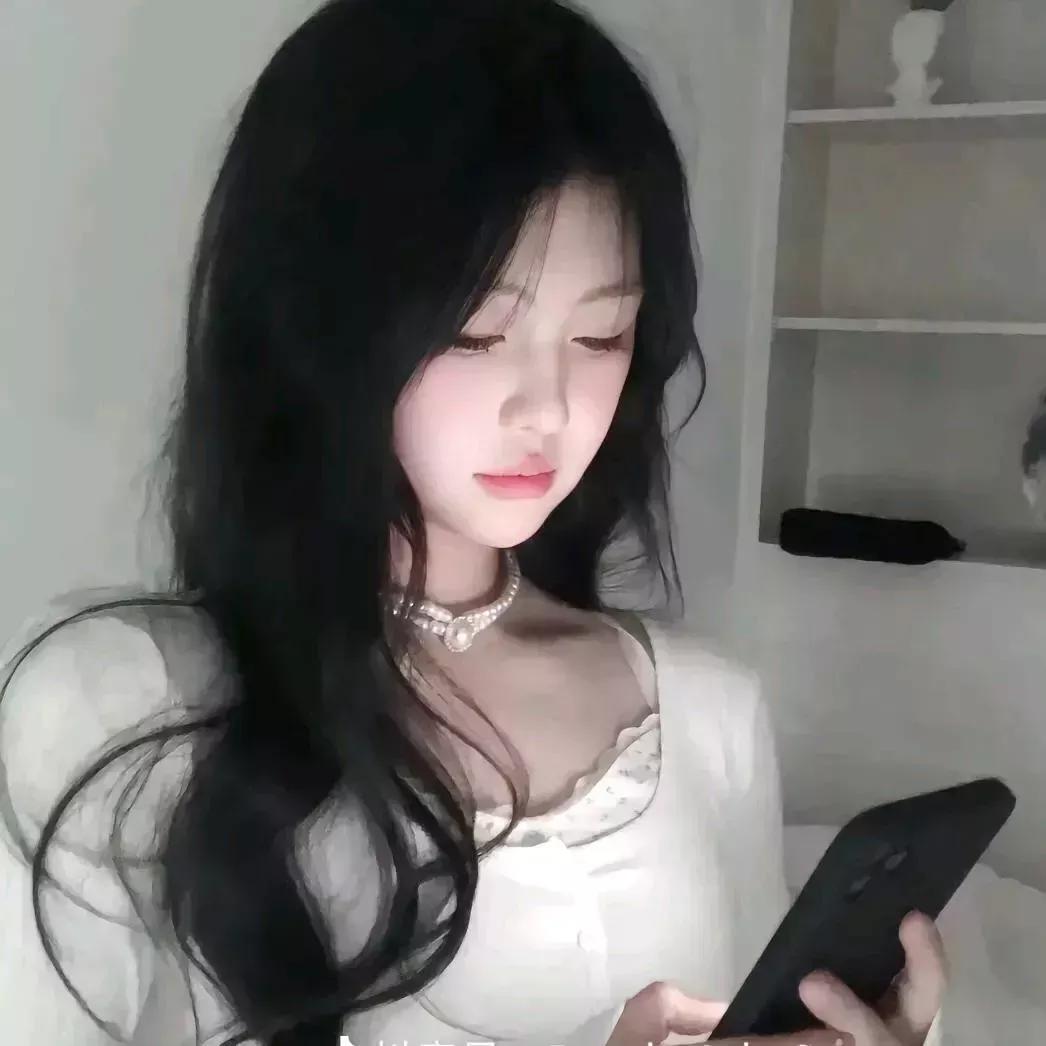 优雅黑发美人，指尖轻触手机黑发辣妹 温柔粉发美女 黑发写真 高级感黑发写真 秋日