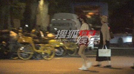 赵今麦小跑下班 日前，八卦媒体拍到赵今麦结束拍摄工作后，小跑着下班！ 