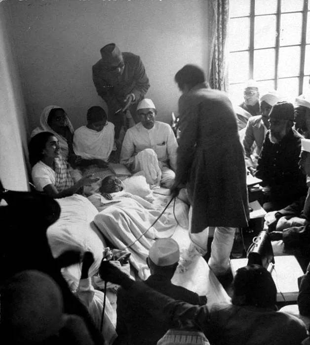 1948年1月，圣雄甘地“咽气”之前，留下的最后一张照片，镜头中的他躺在地上，身