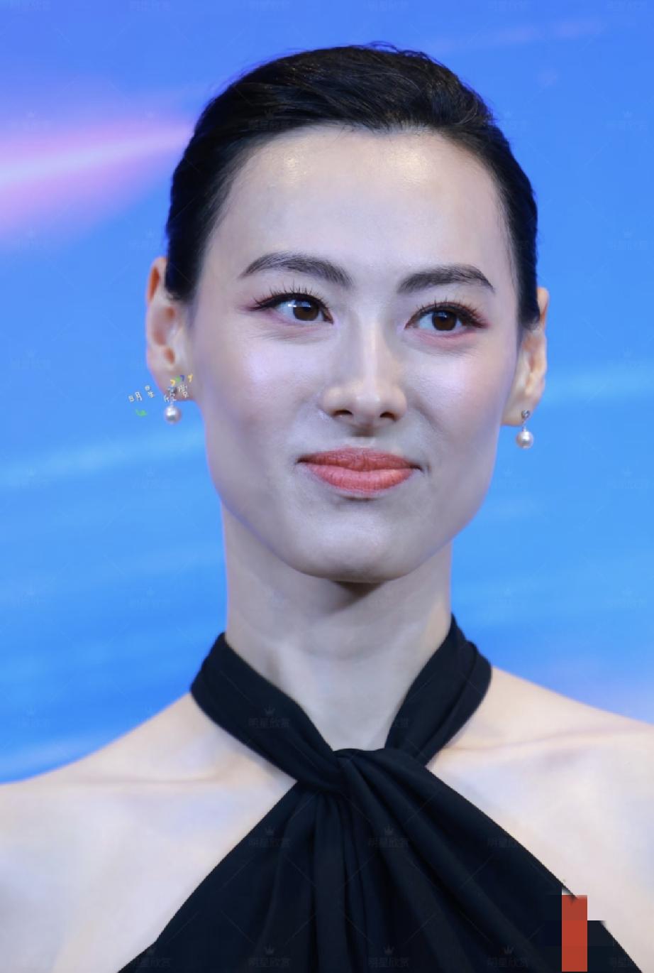 6月16日，梁洛施参加抖音电影奇遇夜红毯生图曝光，挺苍老疲惫的，看来她年龄大了扛