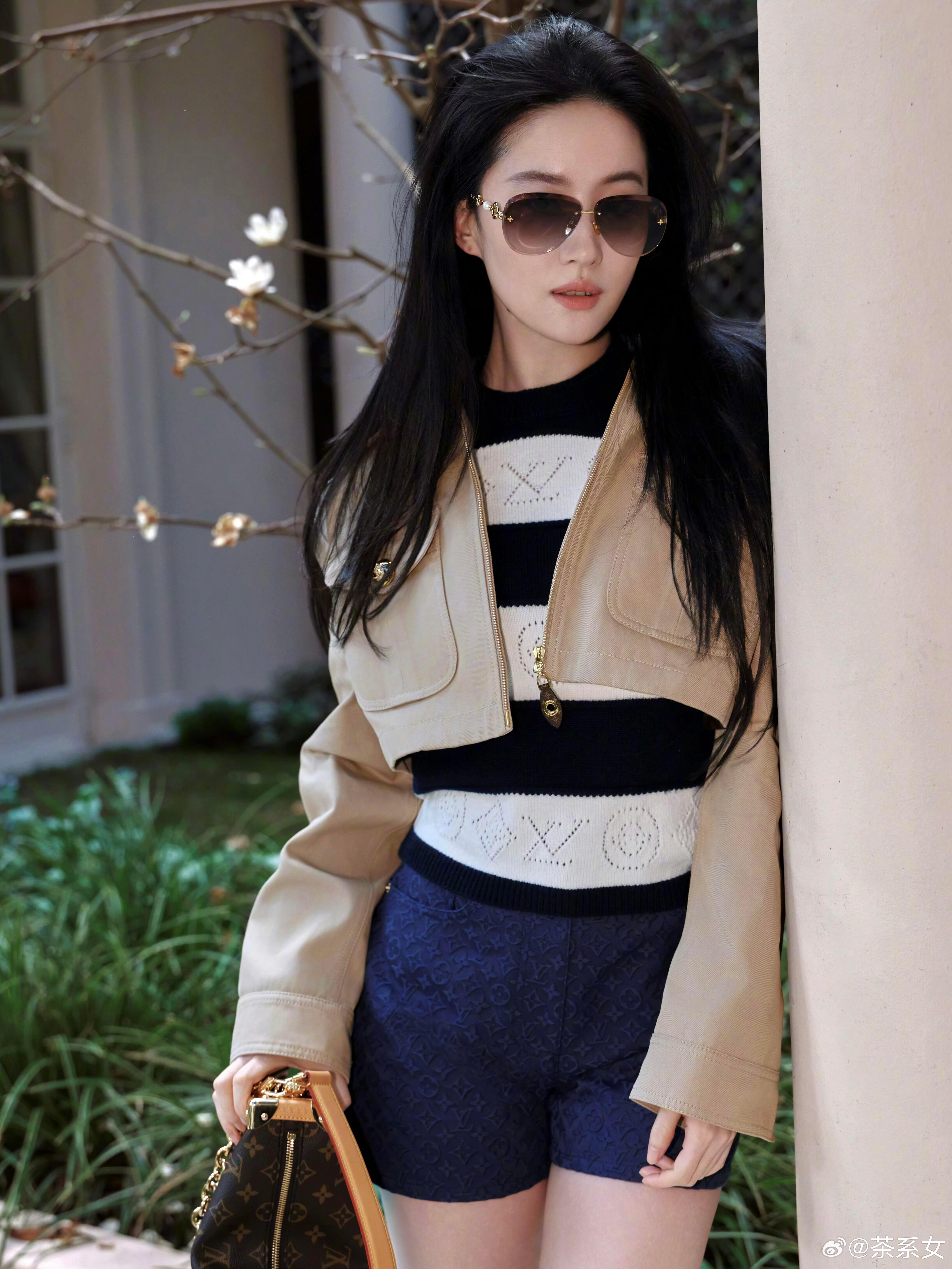 刘亦菲巴黎老钱风大片释出，基础款造型也能穿出高级感，说到底还是靠着她的骨相和气场