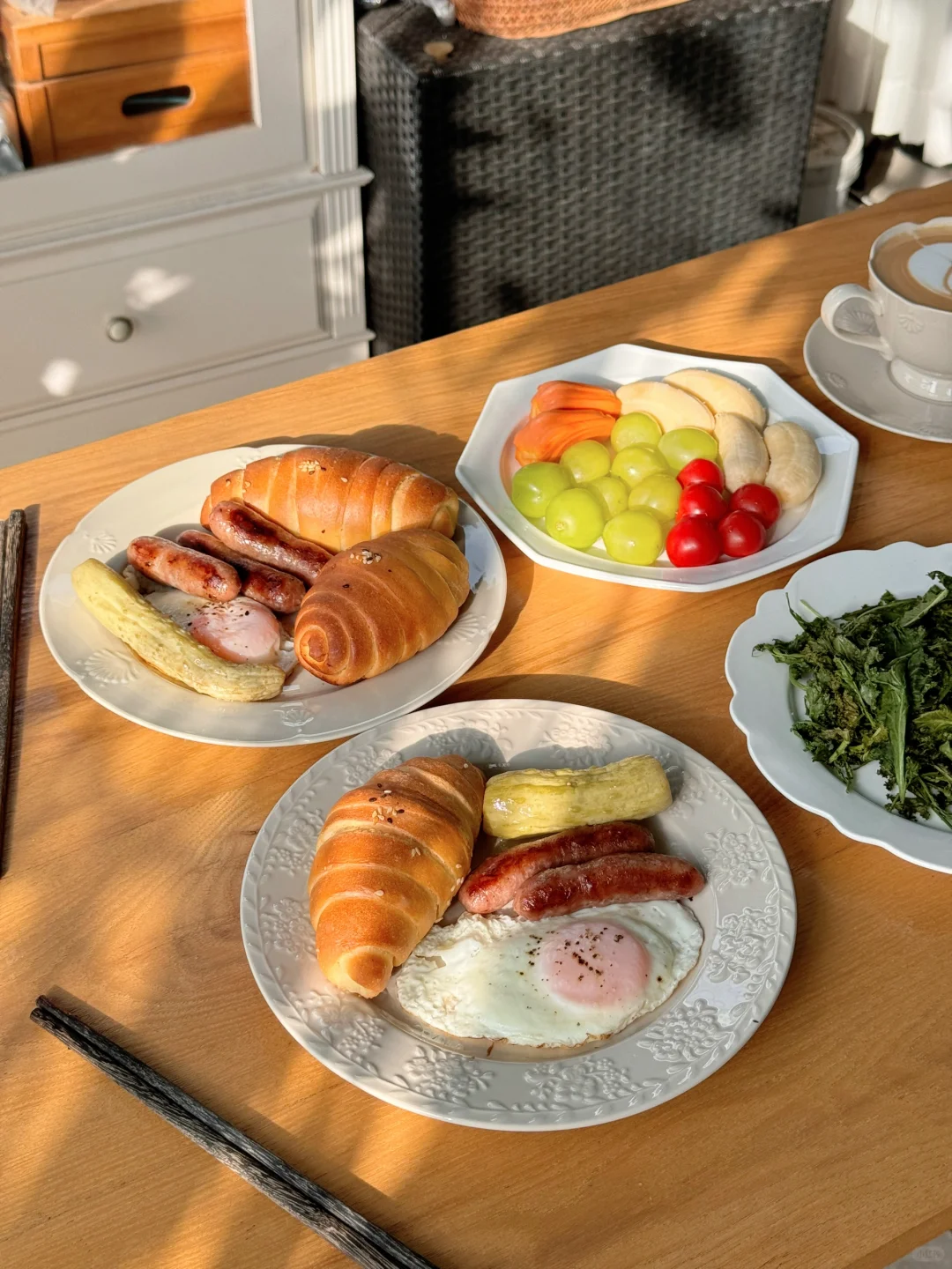 早晨八点，屋内阳光好暖