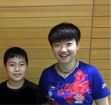 松岛辉空小时候和孙颖莎的合照！

年纪上，孙颖莎比松岛辉空大7岁。这张二人的合照