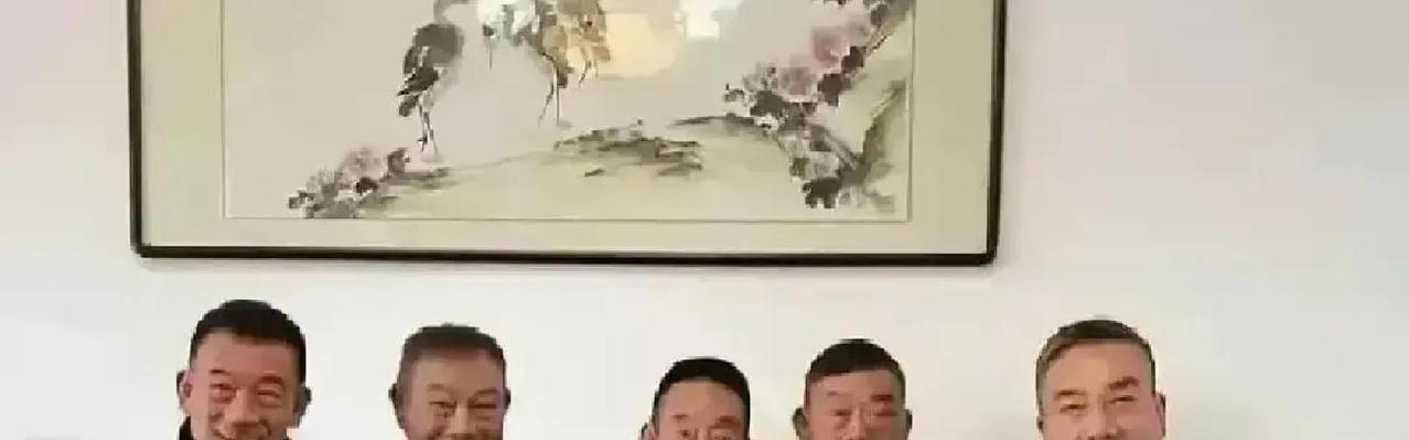 借5000断交38%！你躲得掉吗
 
天津台旧节目里，杨议和杨威勾肩搭背。镜头外