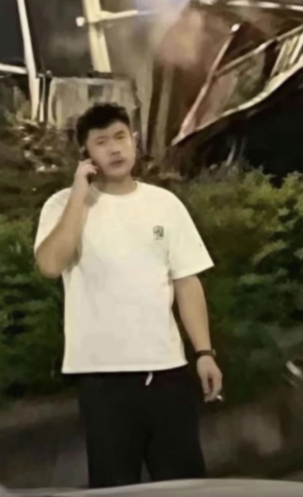 广东佛山那辆白色本田，他自己没什么事，还能不慌不忙的下车打电话车子顶多是被后车的