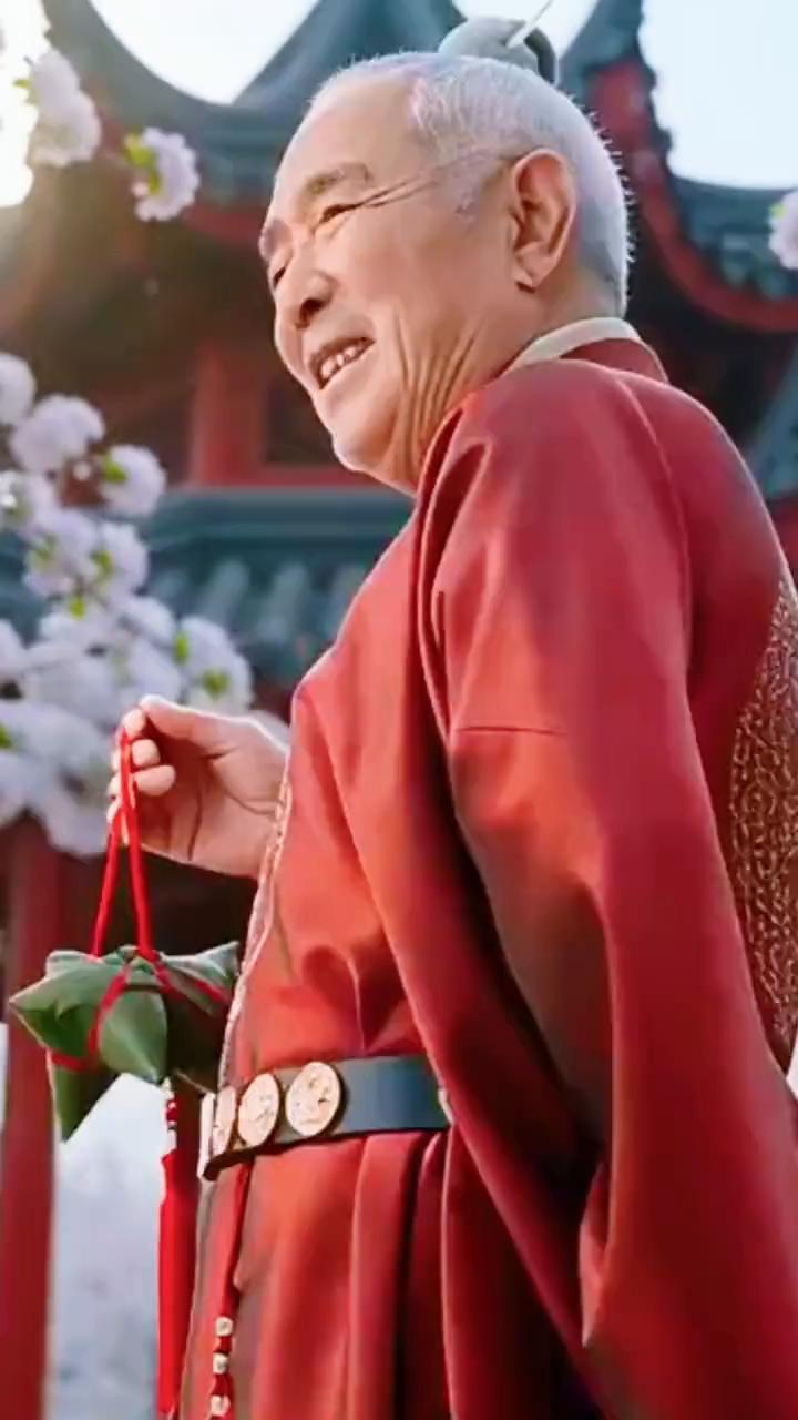 今日游园，还带了端午的甜香。你看这样像不像翩跹的蝴蝶？趁着花好，不如共舞一曲。正