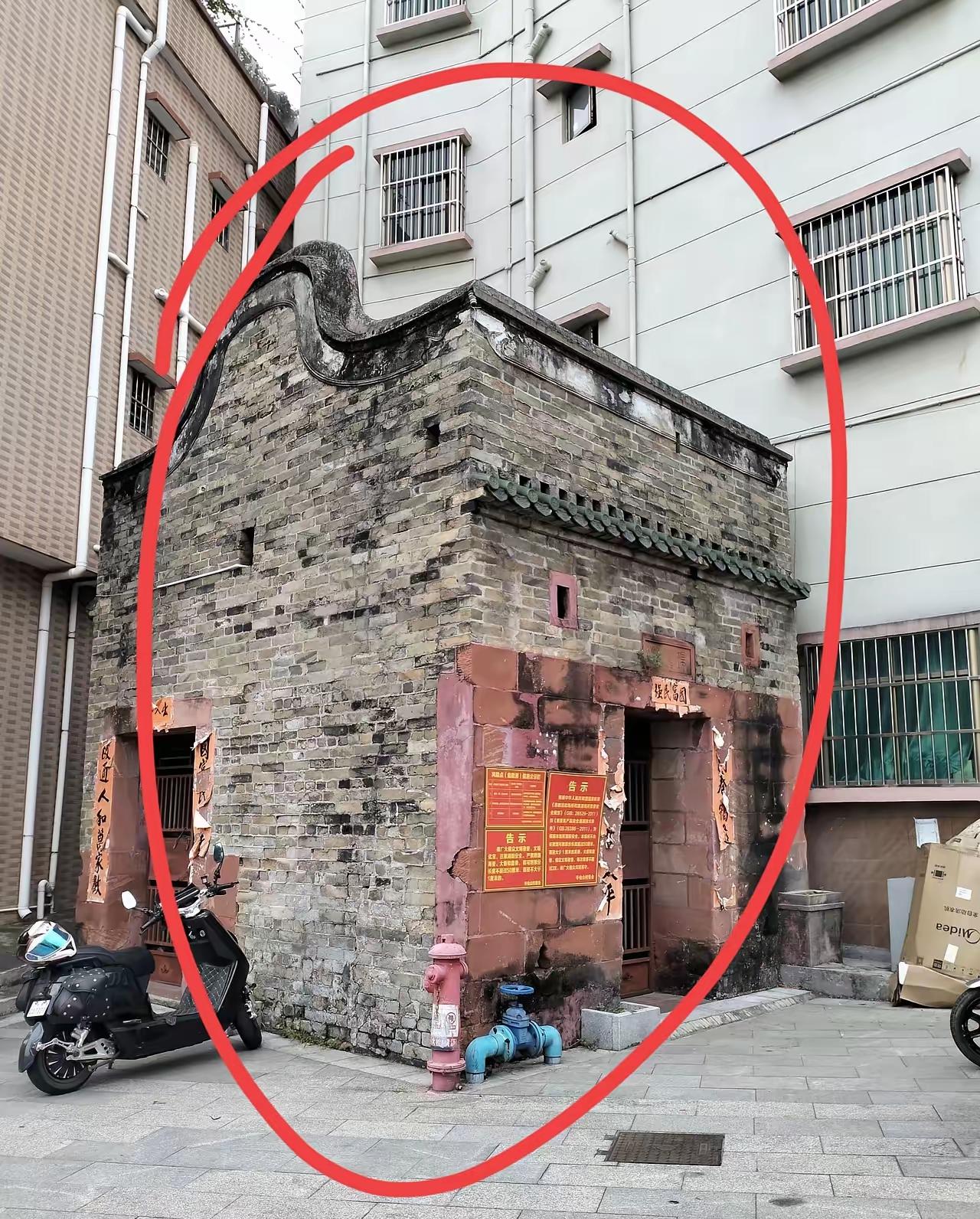 这是旧时一方的保安设施，相当于现在治保会，名称各地方叫法不同，我们这里旧社会叫它
