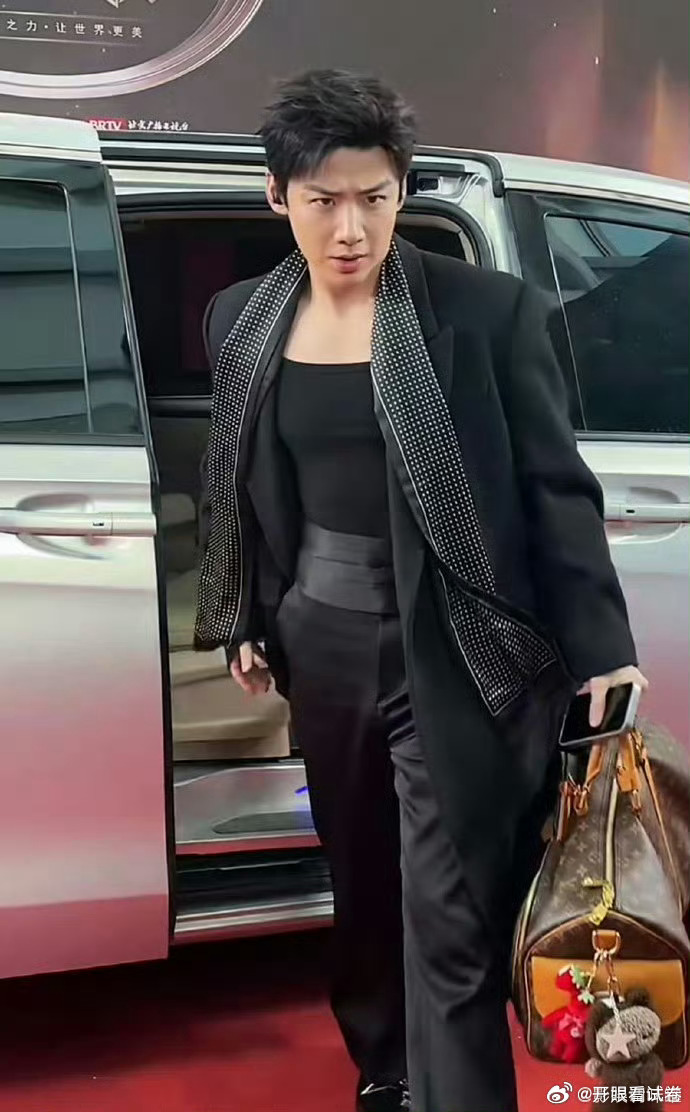 白敬亭微博之夜红毯最差