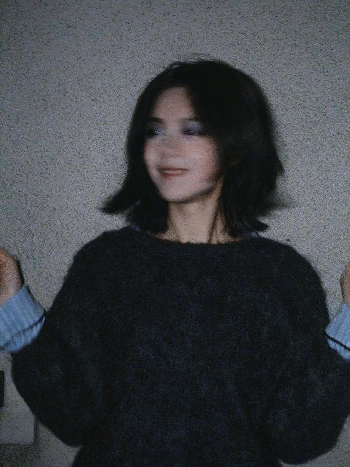 赵今麦手搓烟熏妆赵今麦没有技巧全是美丽短发+蓝色烟熏妆也太绝了！侧脸线条干净又灵