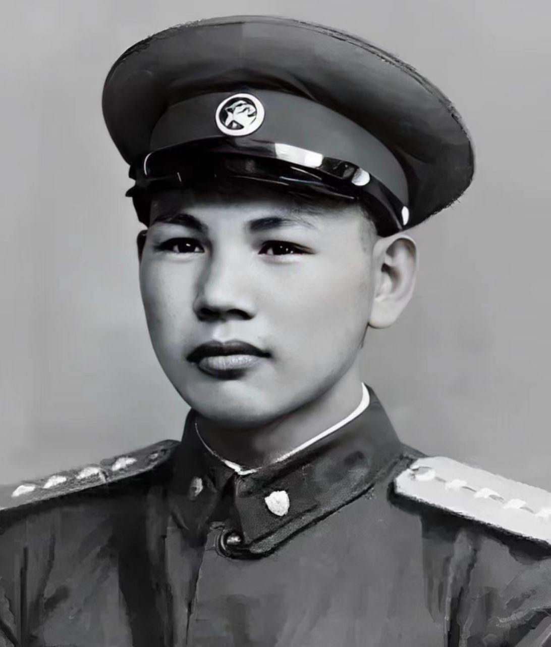 1945年，八路军在公路上伏击日军，排长见日军人数太多，就下令撤退，谁知一个小战