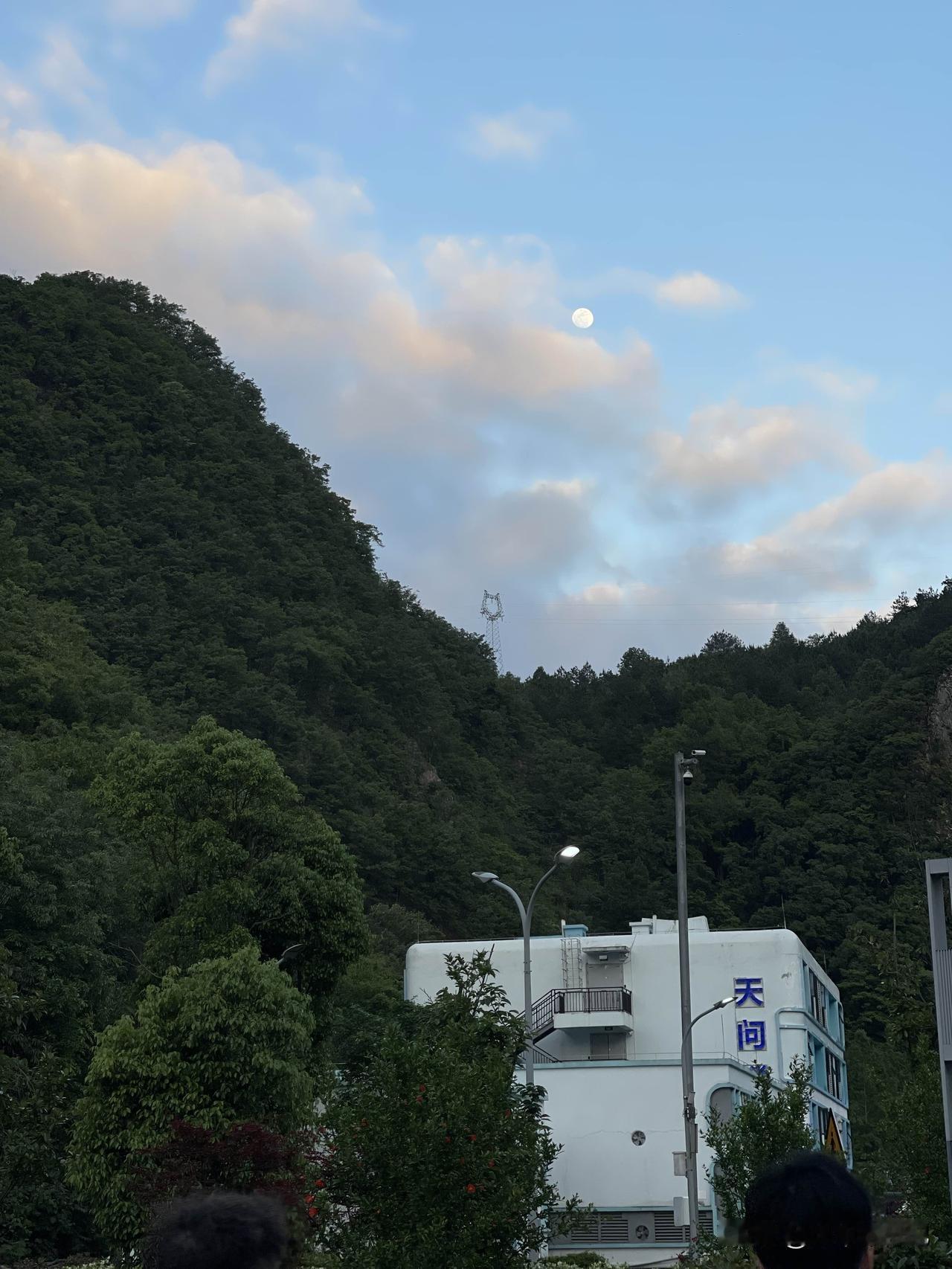 在贵州天空之桥观景服务区，拍到山里的月亮，与大家分享。