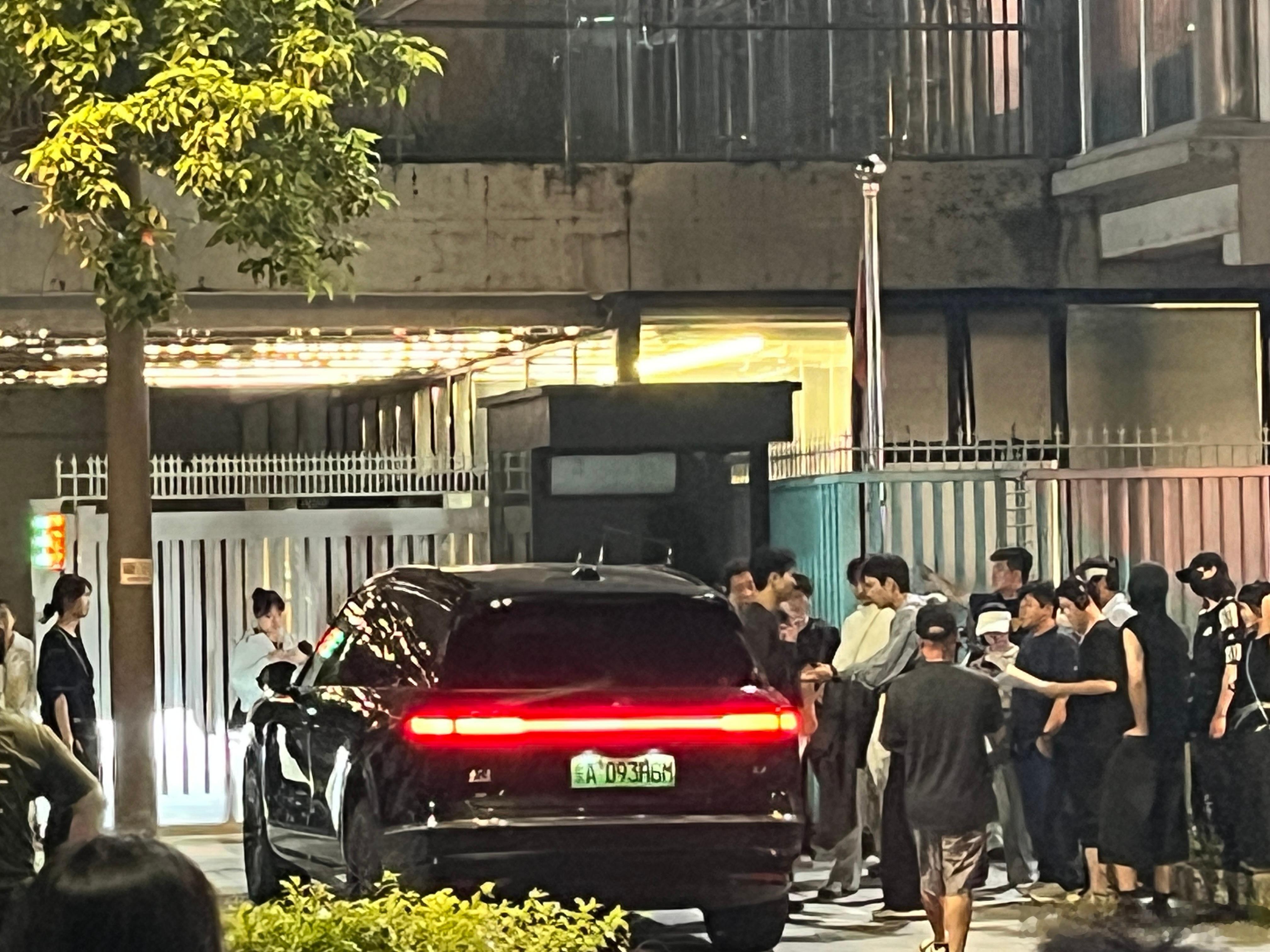 听说李现在南山西丽拍戏，旁边的车好像是辆蔚来ES8？蔚来