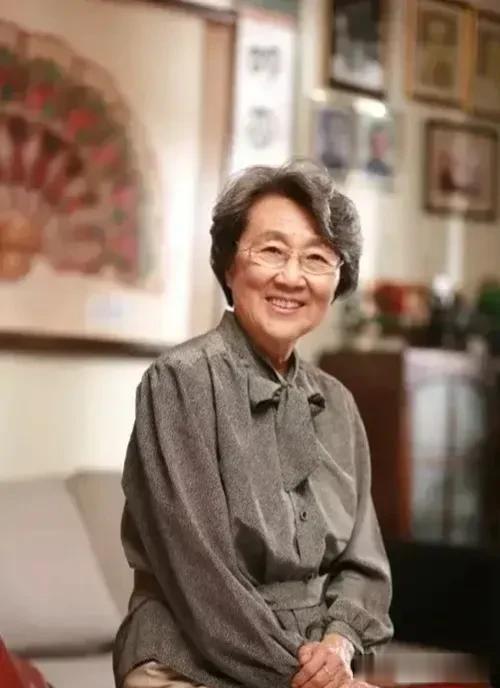 1956年的一天，侄女向周恩来请教感情方面的问题。周恩来说道：“我在巴黎曾经有过