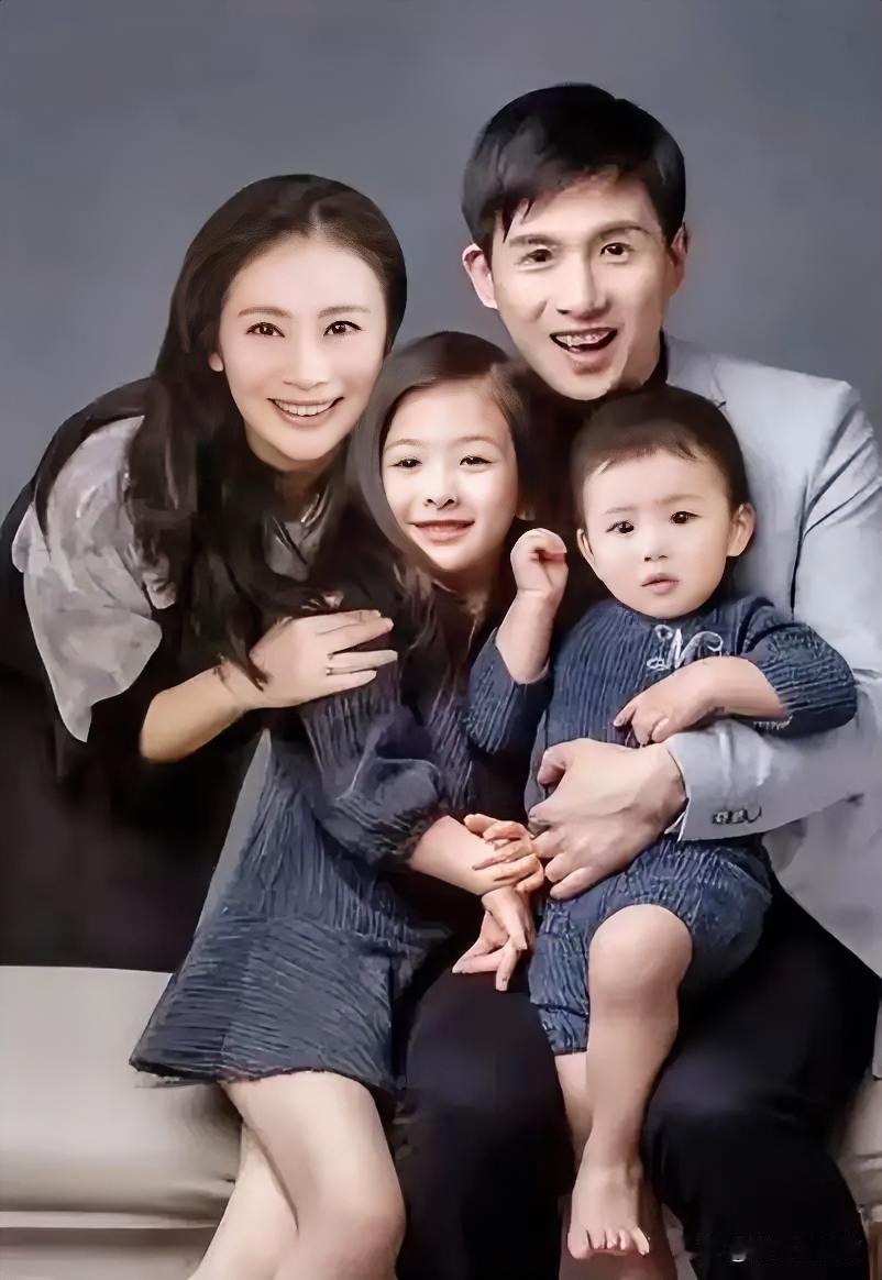 破案了，家人们！

难怪黄豆豆，能被破格提拔进中国舞蹈家协会，

看看他的老婆粟