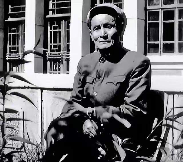 1973年，内蒙古一供销社丢了1400元现金和一支猎枪，警方查了8天一无所获，就