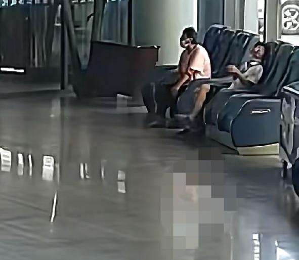 近日，河南濮阳，一男子在医院突发抽搐倒地，收费窗口一工作人员直接翻越桌面跳了下去