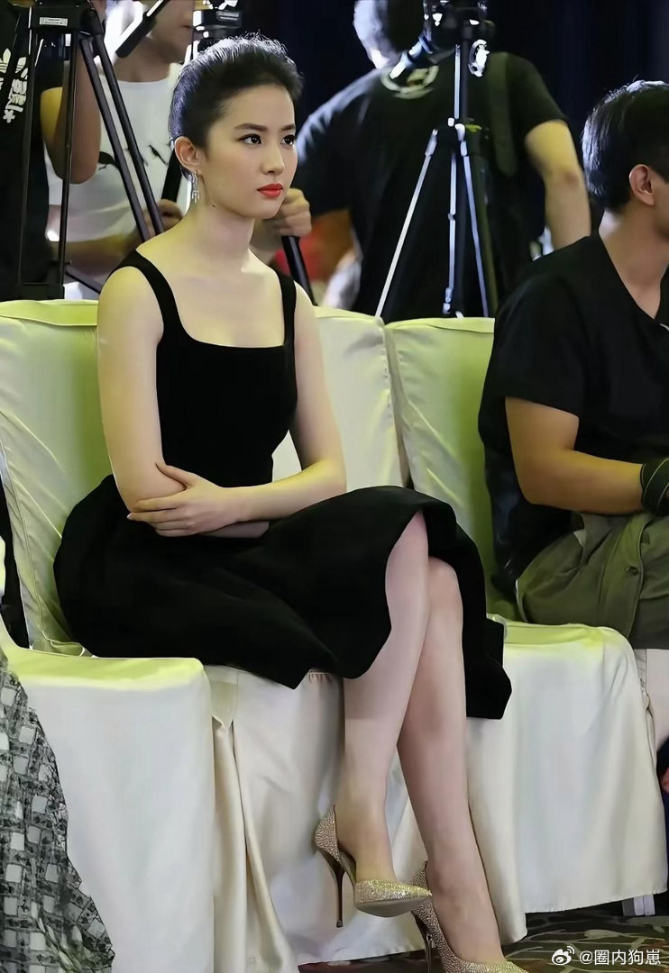 刘亦菲优雅坐姿尽显温柔气质，一举一动都自带女神光环，魅力藏都藏不住✨ 