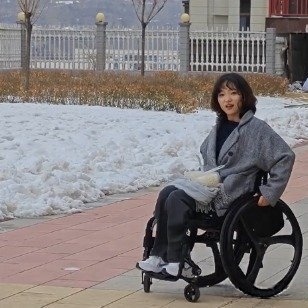 媒体报道，切忌采访单一当事人，极易造成新闻反转。回顾这起车祸截瘫女子起诉男友事件