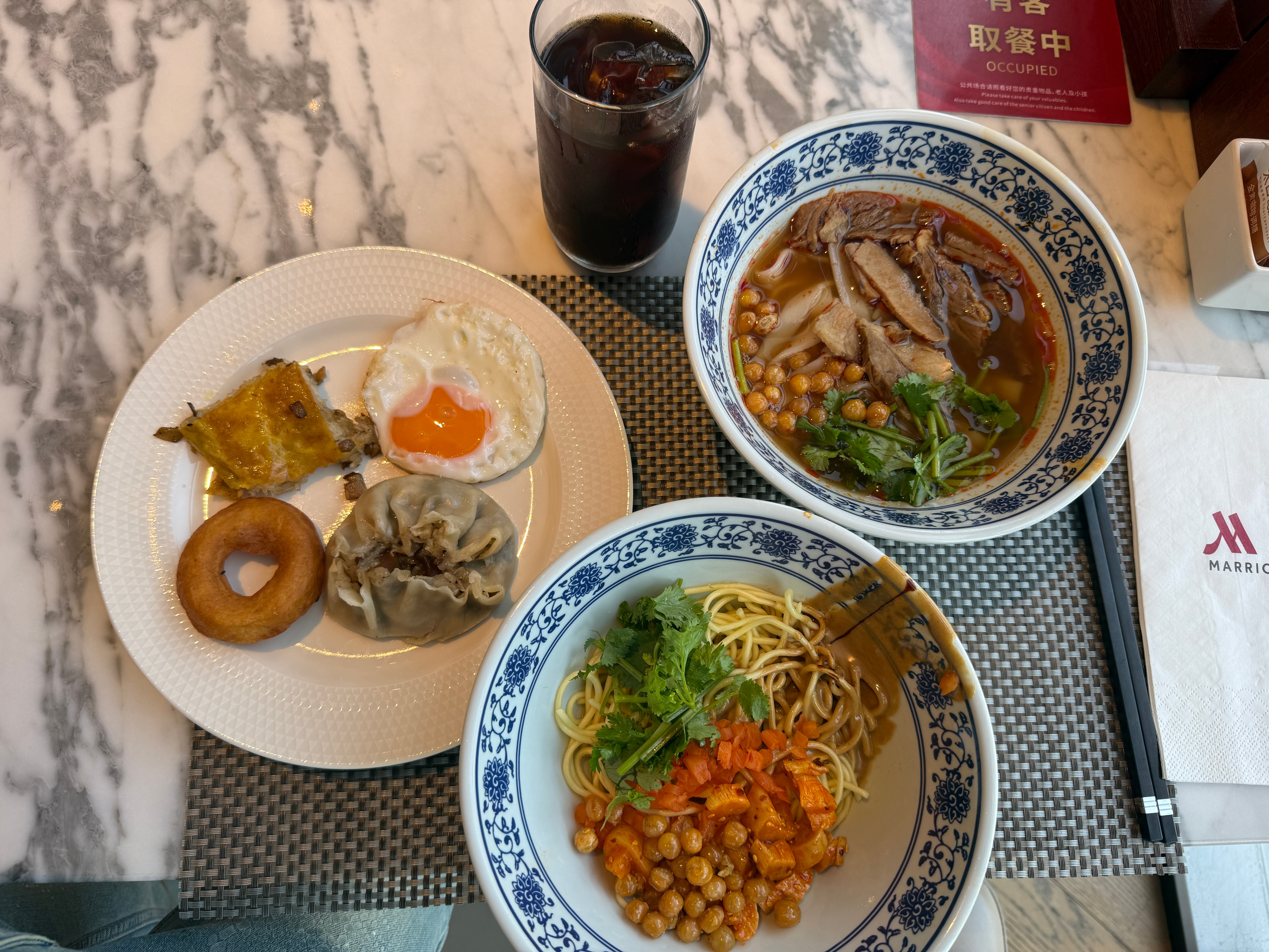 早安～今天在酒店过早，这家酒店早餐种类很丰富，我把当地特色都拿了个遍，味道还不错