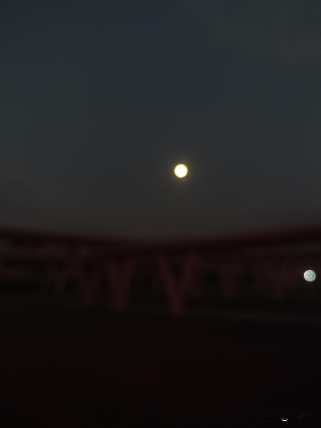 一轮明月挂空中，
镜前眼中各不同。
凉风已有寒冬意，
可怜孤单无人从！
圆月照片