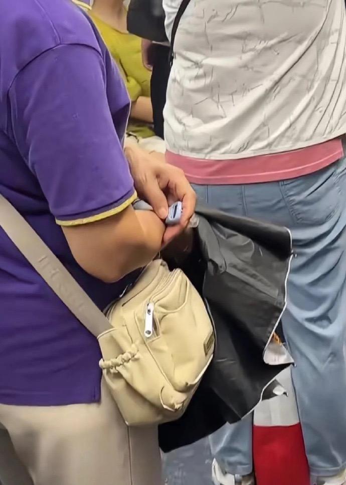 这大娘手里的是什么啊