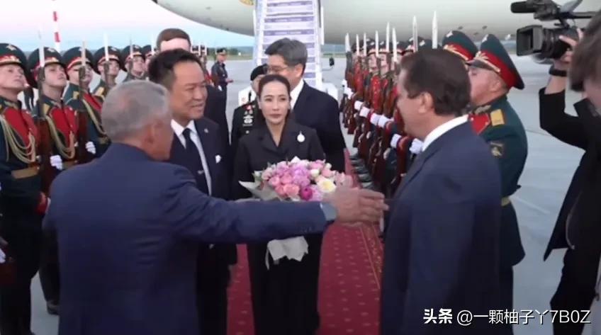 泰国总理阿努廷带着夫人抵达俄罗斯喀山，参加东盟与俄罗斯建交对话35周年线下峰会，