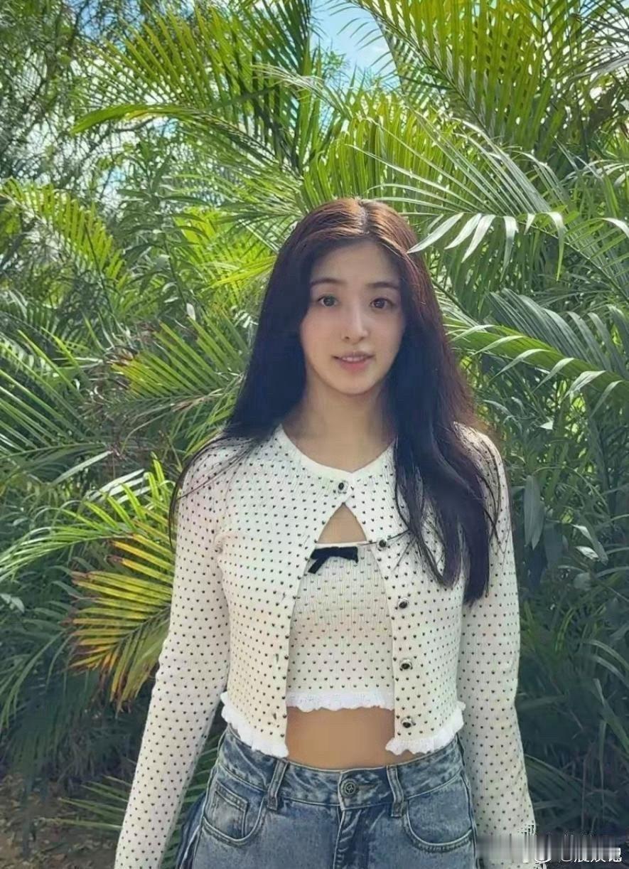 张含韵，35岁穿露脐装显圆润身材，皮肤白皙如少女。。。 