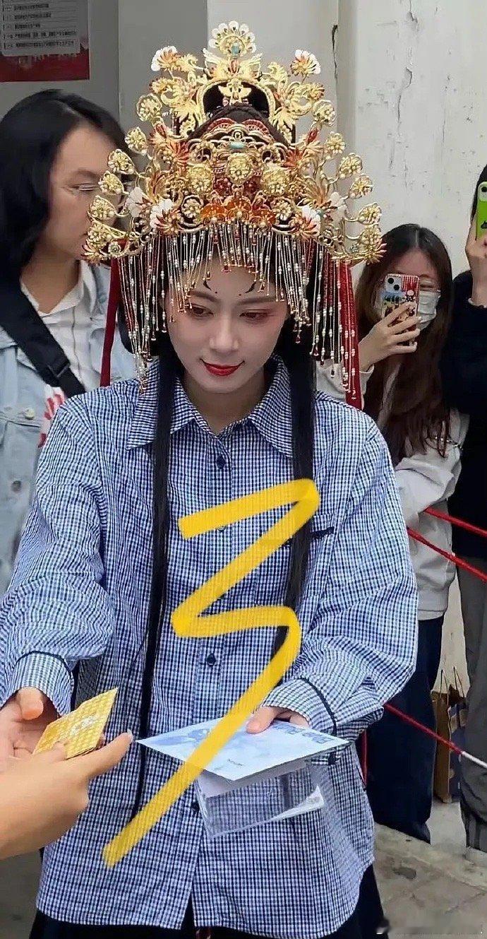 赵昭仪这样是不是有点浮夸了啊 ​​​