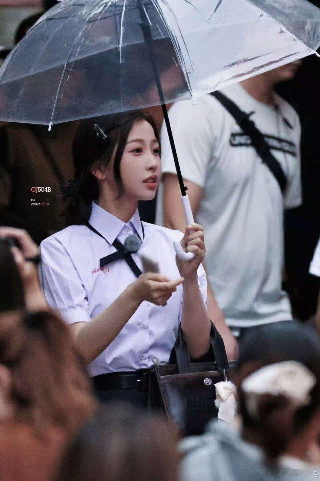 虞书欣低丸子头造型路透虞书欣低丸子头校服路透虞书欣低丸子头造型路透，好看，[心]