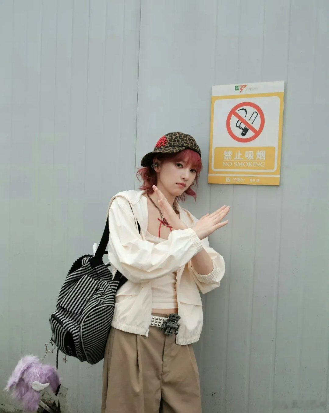 密闭化妆间内张月正低头用餐，身后工作人员却肆无忌惮吞云吐雾，完全不顾旁人感受。公