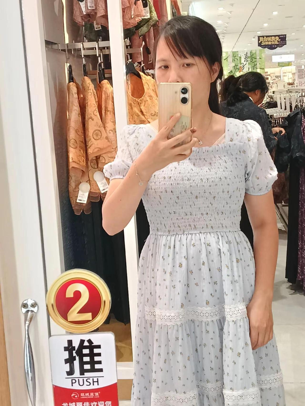 结果工作没找到，结果去逛街，逛街看衣服经过那里，然后逛一下，挑一下衣服素颜的，我