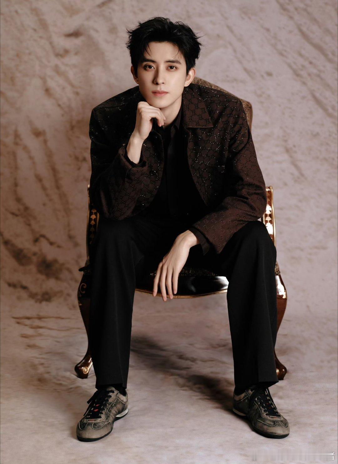 敖瑞鹏 Gucci 直播活动造型出图，好绝的身材比例