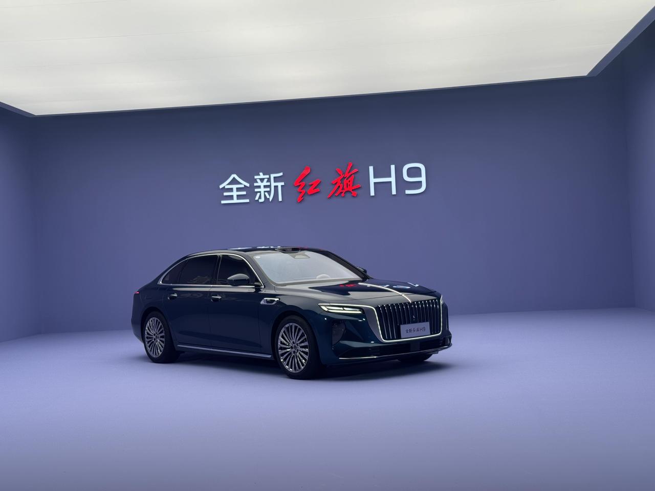 全新红旗H9来了，3个点：
1，车长超5米2，轴距超3米1，体量感很大。
2，华