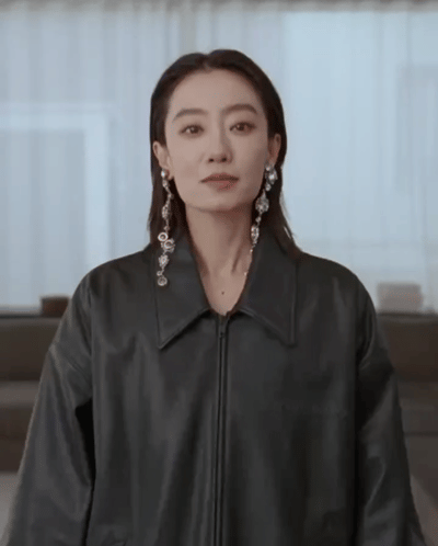 张小斐 巴黎世家 张小斐巴黎世家新年短片来袭！她完美诠释了巴黎世家的风格，每一次