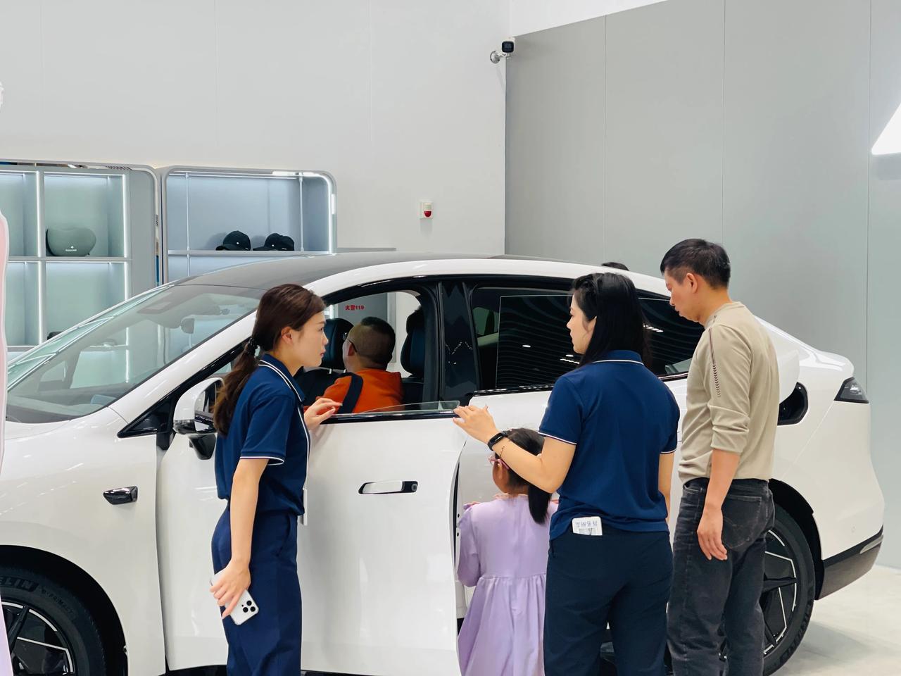 实车到店首日订单破百，昊铂HT预售即热销

昊铂HT实车到店当日，门店的客流量突