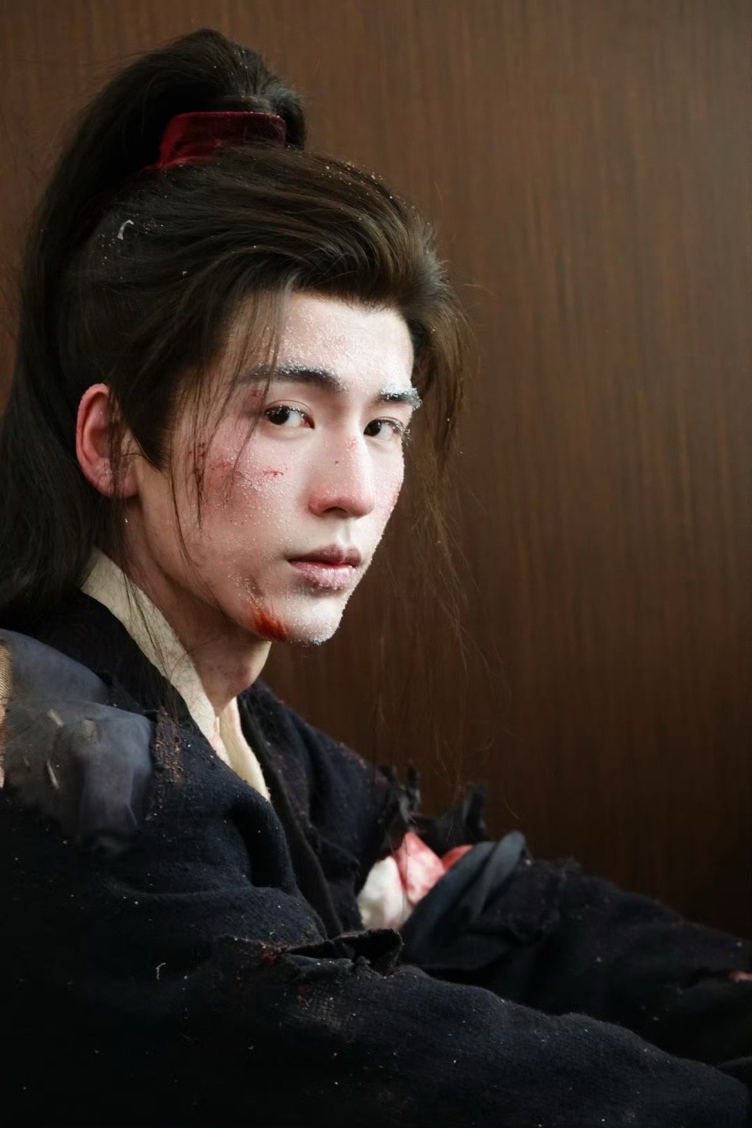 张凌赫今晚来看你好星期六逐玉特别篇张凌赫今晚来看逐玉特别篇张凌赫手持麦克风，春日