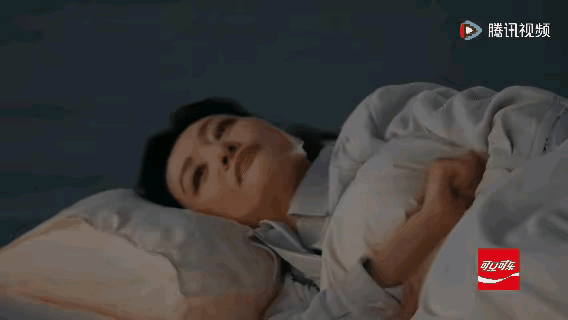 据网友说这是周涛的睡姿，有网友说第一次从这样的角度看周涛，居然也这么美。
您觉得