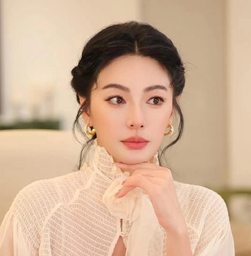 张雨绮，被曝大瓜！

3月19日，一直默不作声的张雨绮，突然被曝出了大瓜，前一天