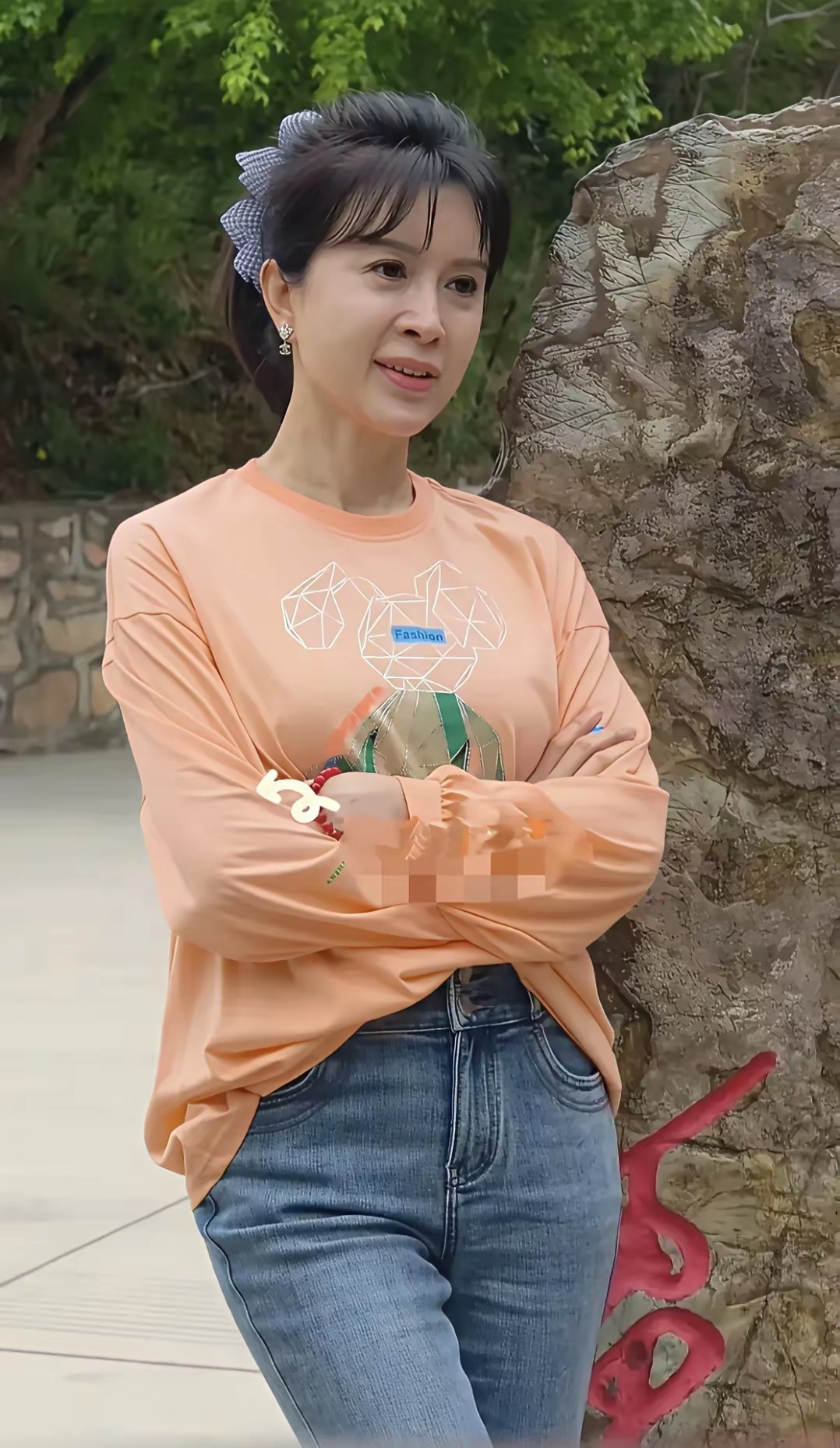 50岁的金巧巧，着实给所有女性提了个醒。即便拥有出众身材与姣好面容，也别轻易尝试