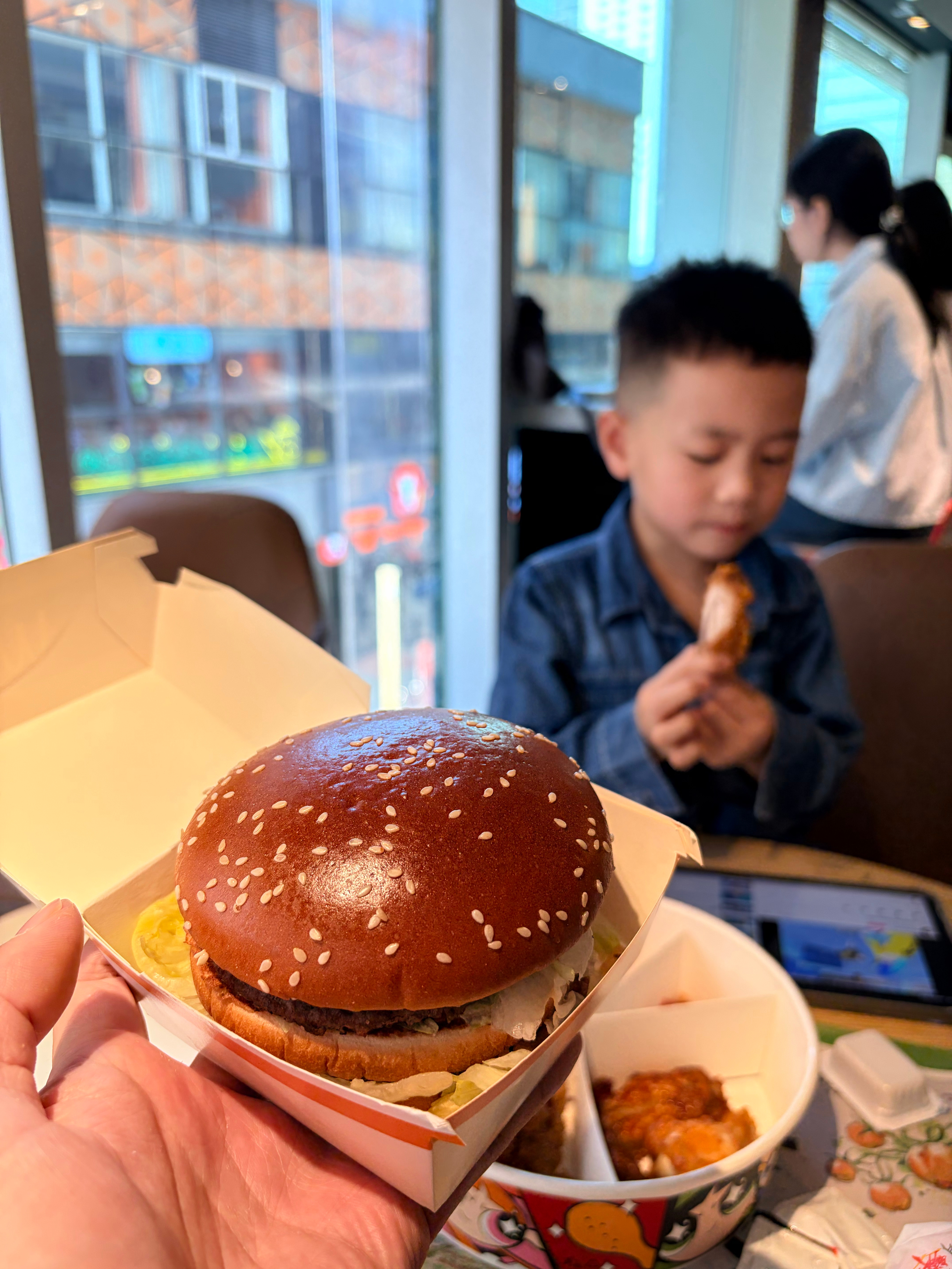 中午吃个Big Mac巨无霸（比皇堡差很多）