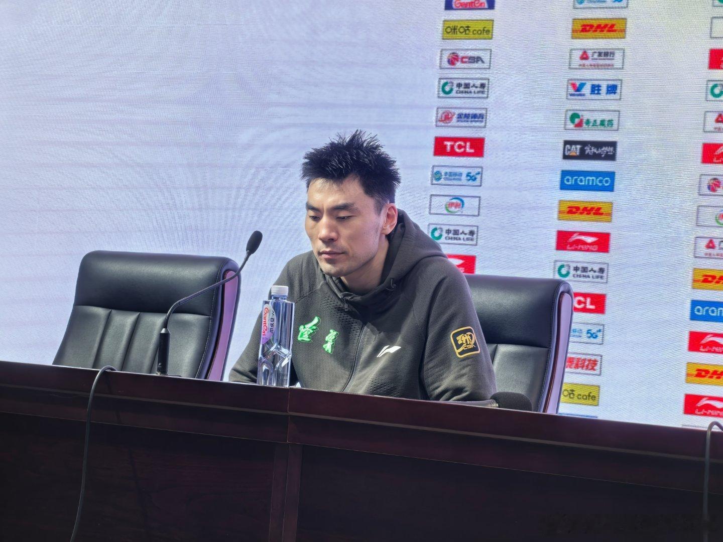 今天是二哥参加了新闻发布会[鲜花]辽宁男篮vs广厦男篮 ​​​