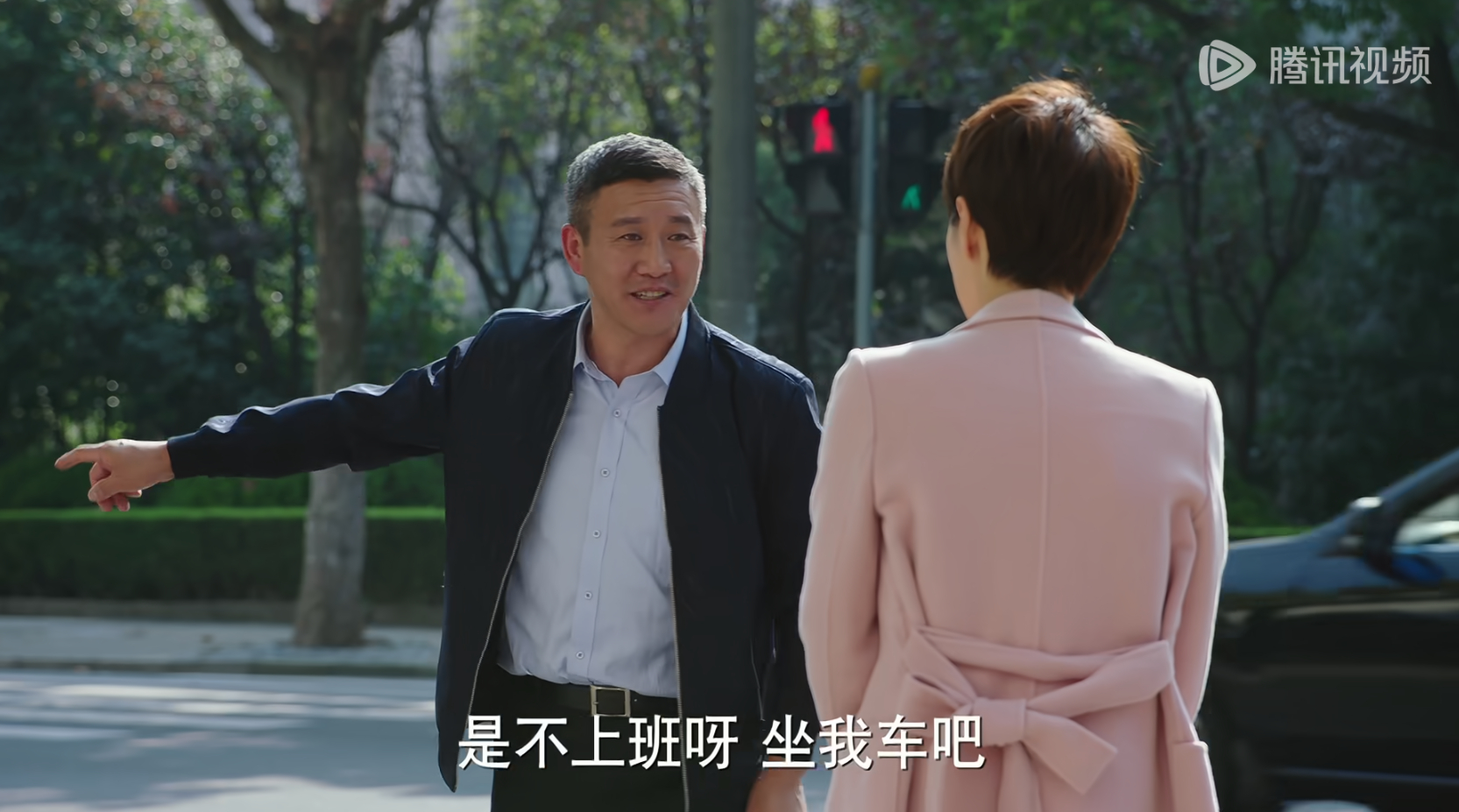 老金不老实早有体现，说这条路打不到车，背后就有出租车经过了 ​​​