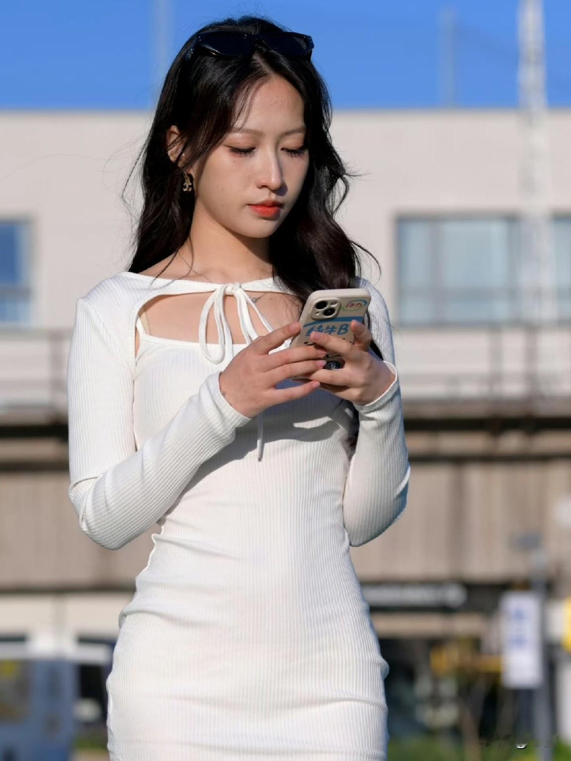 今天的阳光正好，很适合出门走走。特意换上了这件心头好——白色的修身针织裙。领口的