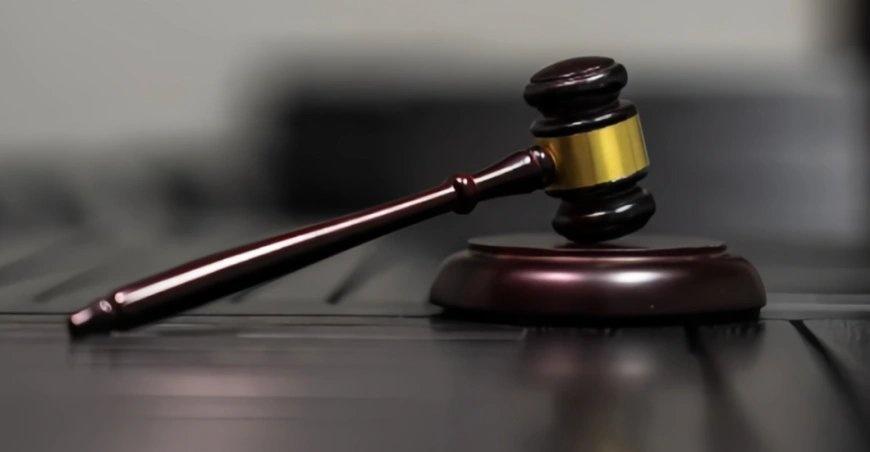 11岁少年机动车道骑马，与摩托车相撞致人死亡，被认定担主责 监护人被判赔近90万