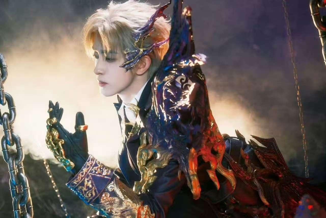 敖瑞鹏金发COS瓦伦压迫感走秀敖瑞鹏掌管鞭子的神和平刺激之夜高光登场，金发瓦伦造
