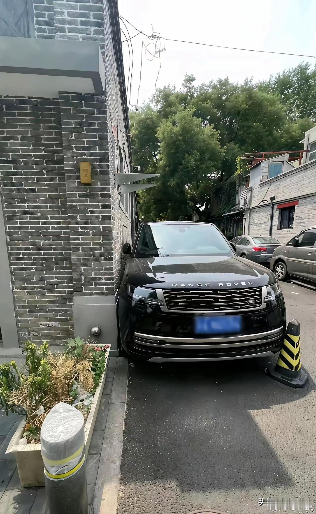 感觉太神了，是不是停好以后弄四个滑轮在轮子下，推进去的啊，要不怎么能停的这么精准