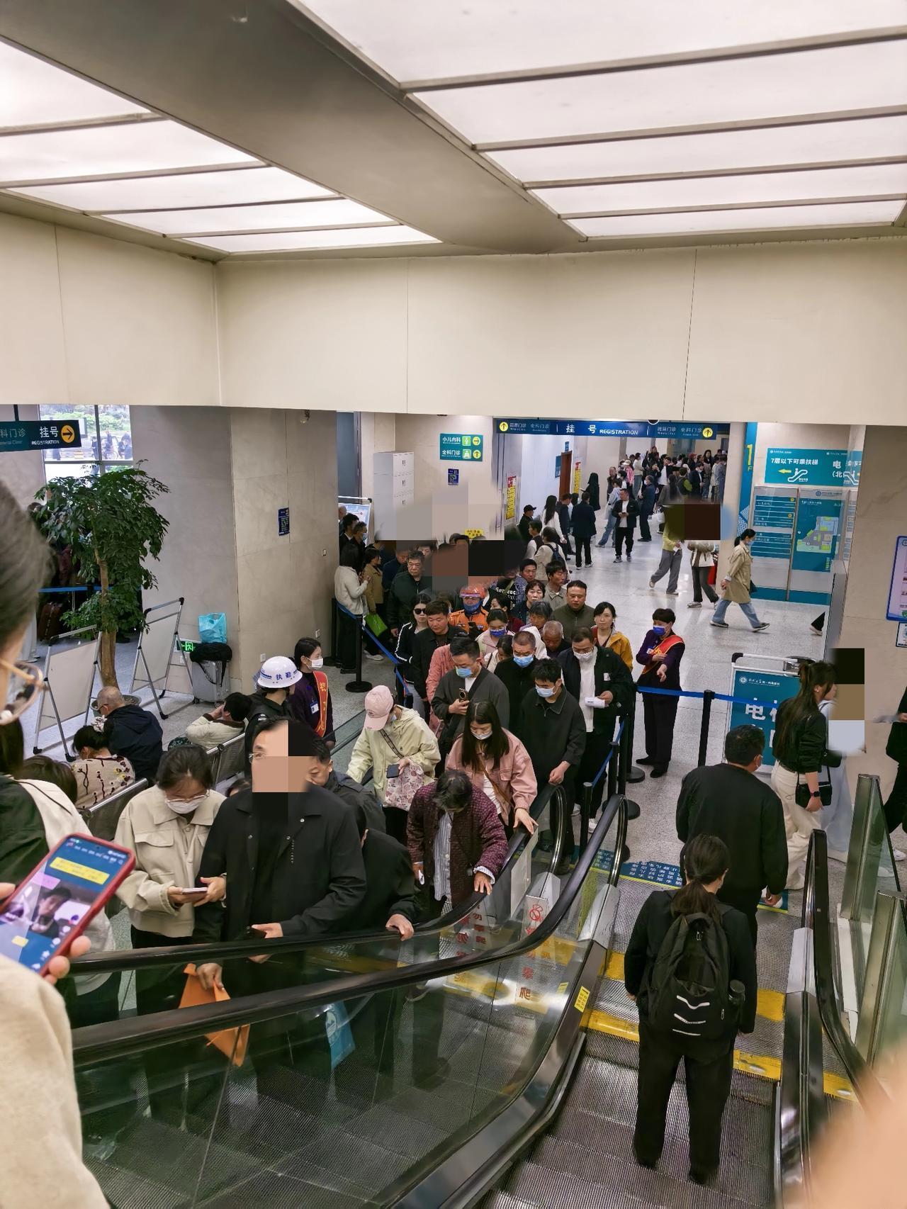 领教了亚洲第一医院的繁忙
早上七点五十分，郑州大学第一附属医院的自动扶梯刚启动，