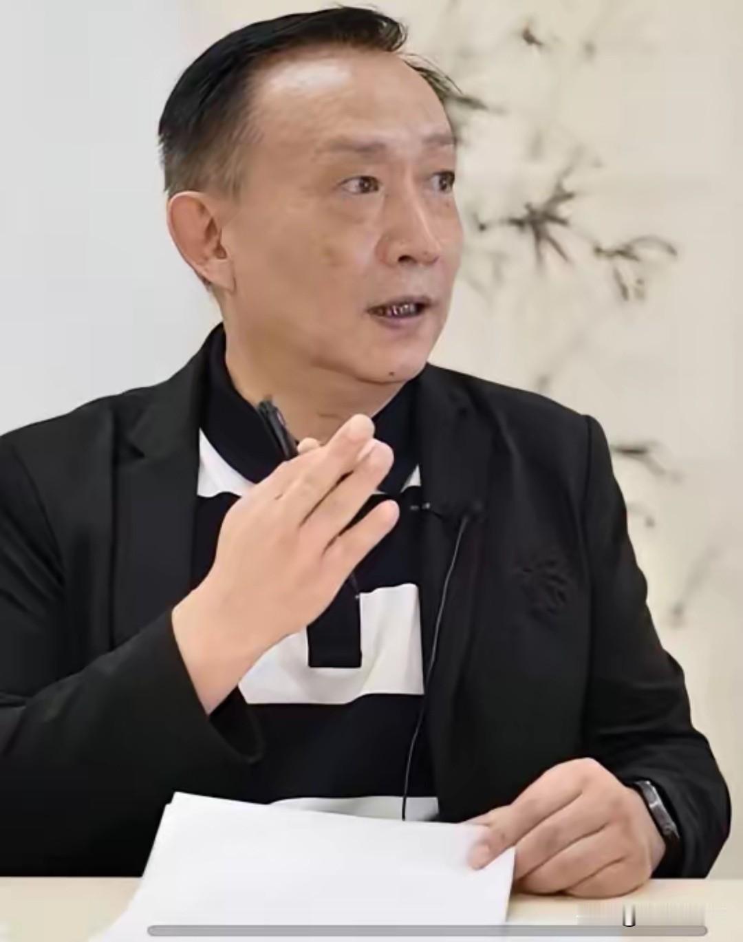 卢麒元近期公开质疑水电气网被打包推向资本，相关思路还用英文论文遮掩。
 
这位深